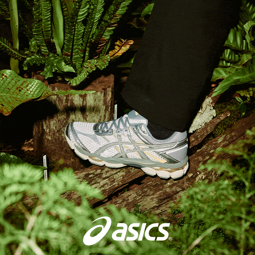 Back from 2014 and still bringing the heat. The GEL-CUMULUS™ 16 is all about that soft, cushy ride. With throwback tech and a bold 2010s vibe, it’s built to go the distance and look good doing it.
